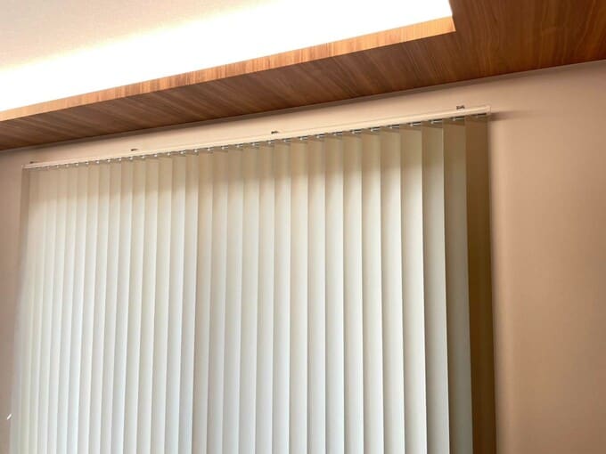 バーチカルブラインドと折り上げ天井