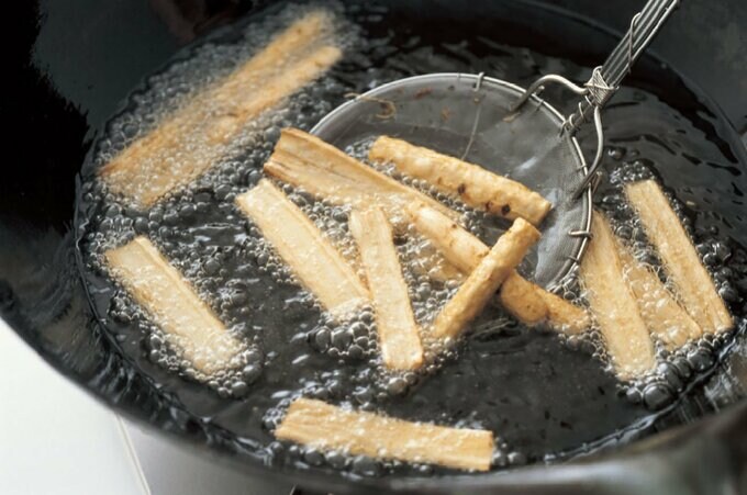 ゴボウを揚げる