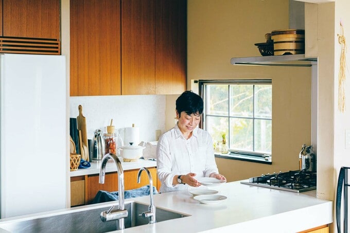 キッチンに立つ飛田和緒さん