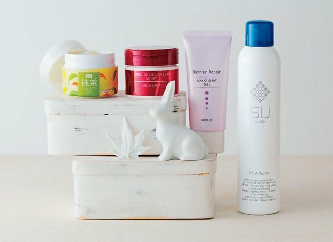 化粧品とウサギのオブジェ