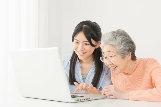 ネットショッピングをする親子