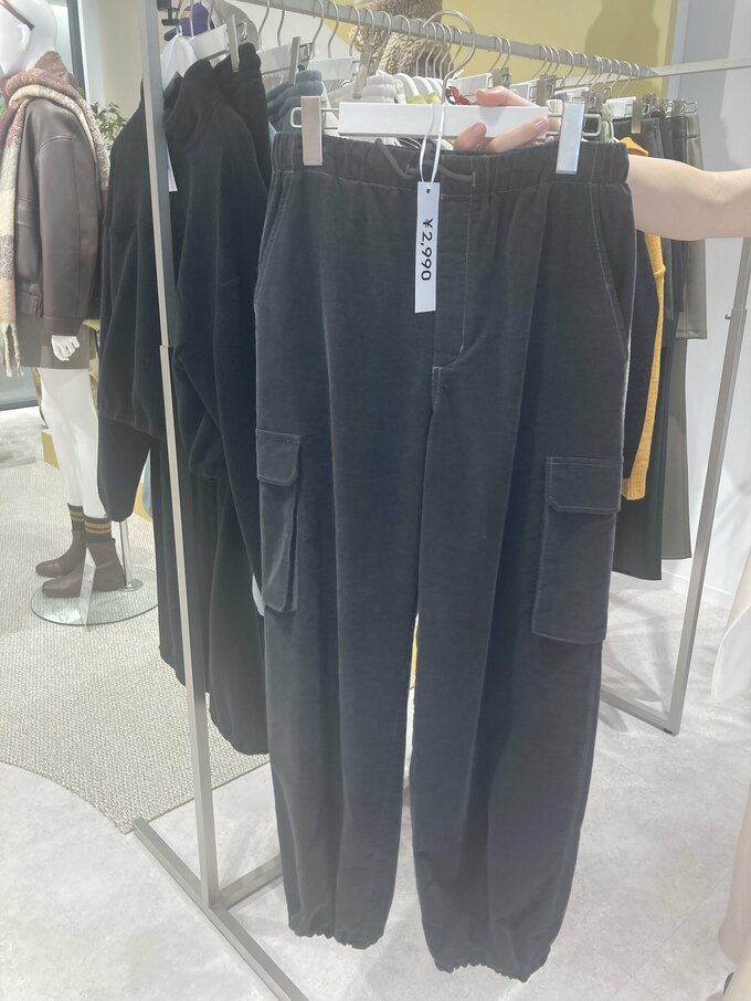 GUのコーデュロイパラシュートカーゴパンツ