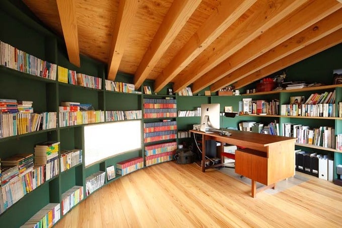 カーブの壁の本棚