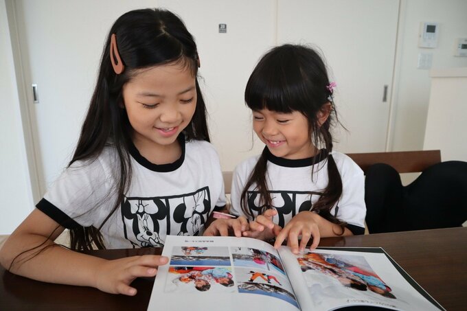 子どもたちがフォトブックを見ている様子