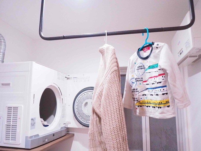 洗濯物がかけられるコの字型天つりハンガー