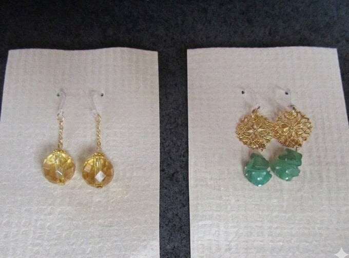 金色のピアス2種類