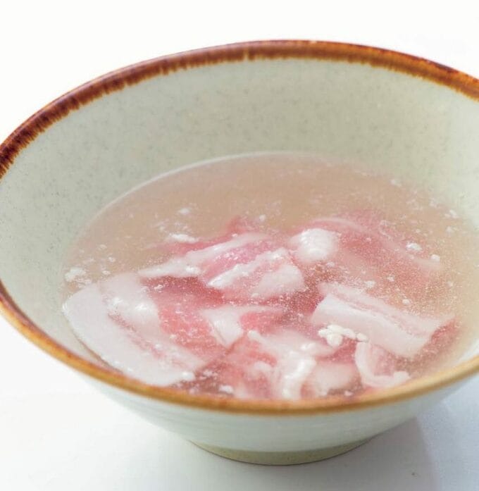 どんぶりにベーコン