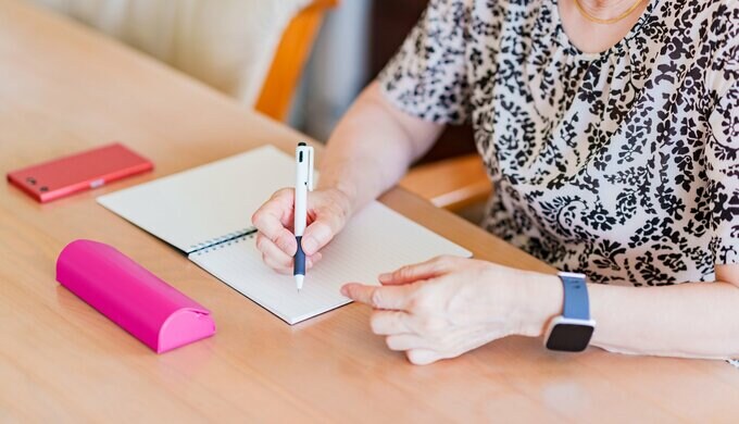 テストに回答する女性