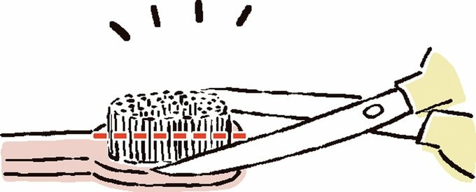 歯ブラシのブラシをハサミで切る
