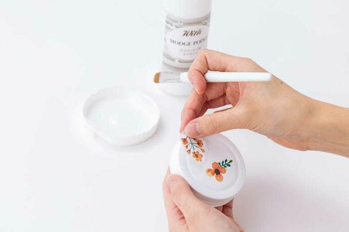 ペーパーを置いて指で押さえる