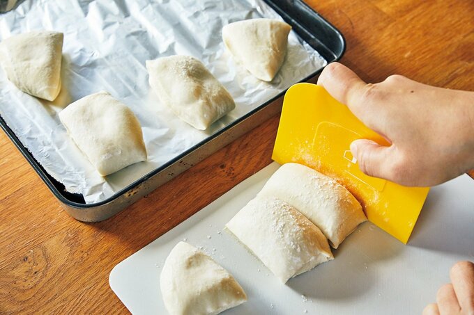 切りっぱなしパンの生地を成形する