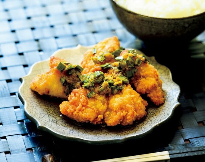 お皿に盛られたからあげ