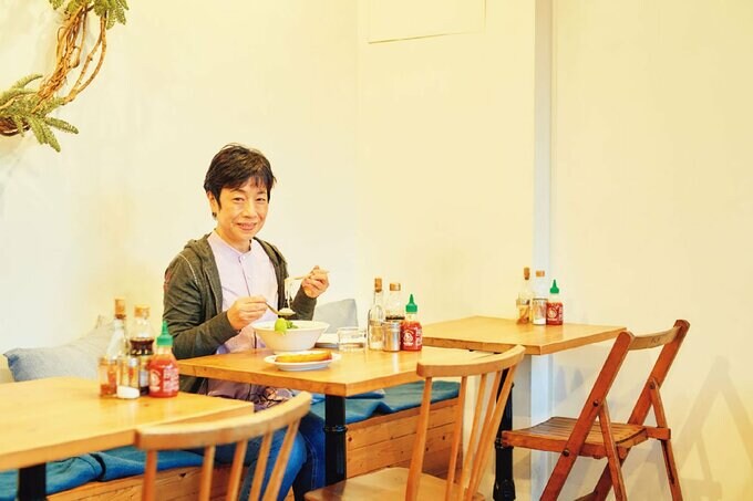 フォーを食べる女性