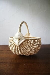 リトアニアのヘーゼルナッツカゴ