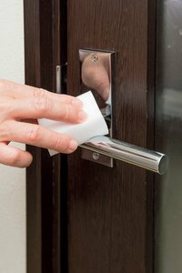 全体はクロスで磨き、落ちない汚れはメラミンスポンジで