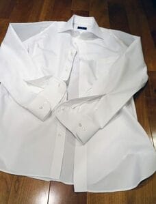 シャツの袖口と前身ごろのボタンを留めて洗濯する