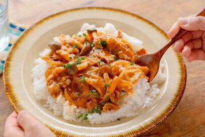 電子レンジで簡単「ハッシュドポーク」。熱々ご飯にのせてごちそう級