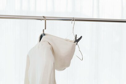 家でできる冬物洗い。厚手のパーカーはハンガー2本で速く乾く