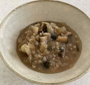 体を労わる雑穀のスープ。だしと野菜のうまみがしみ渡る