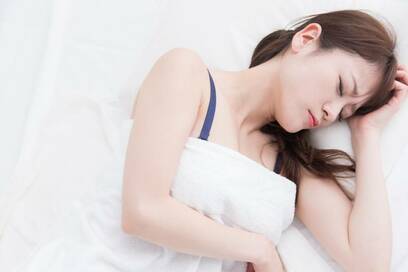 夏の快眠、エアコンの温度は24℃に。羽毛布団で寝るのがいい理由