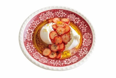 クリスマス前菜は市販品でラクしておしゃれに！「カルディのブッラータチーズにいちごをのせるだけ」