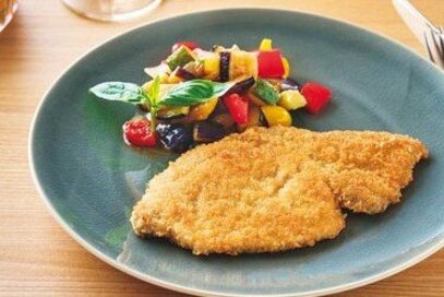 豚ロースで「ミラノ風カツレツ」献立。チーズのコクとふっくらやわらかなお肉でごちそうに