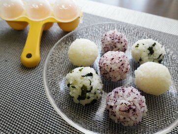 隠れた名品・セリア「ふりふりごはんボール」。ご飯を入れて振るだけでひと口サイズのおにぎりが3個まとめて完成