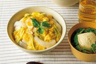 「新タマネギ」を使った甘味たっぷり親子丼。笠原将弘さん・春の献立レシピ
