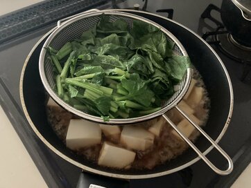 蒸し料理って面倒？「フライパンにのせる蒸しザル」なら1つで4役、お手軽です