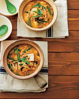 お疲れな日はキムチチゲ。素材をどんどんたして煮込むだけ