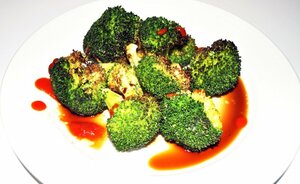 塩、コショウ、シラチャーソースで味つけをしてでき上がり。