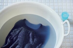 2回すすぎ、柔軟剤を溶かした液につける