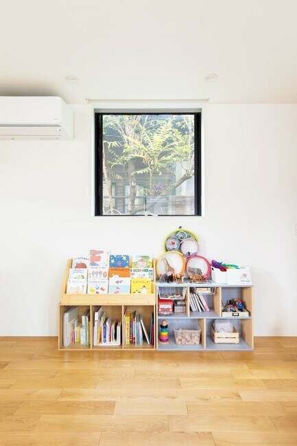 隣家の緑を借景にしたリビングのピクチャーウインドゥ