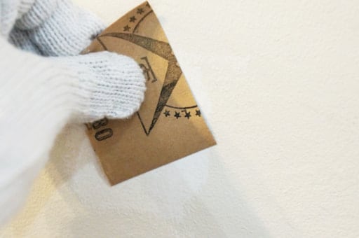 紙やすりで軽くこする