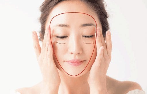 顔の中央から3外側へ薄くのばす