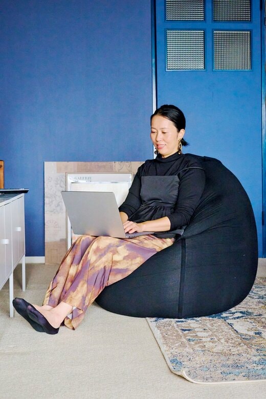 座って作業する女性