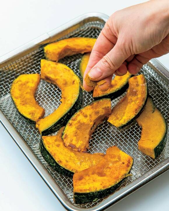 カボチャにカレー粉をふる