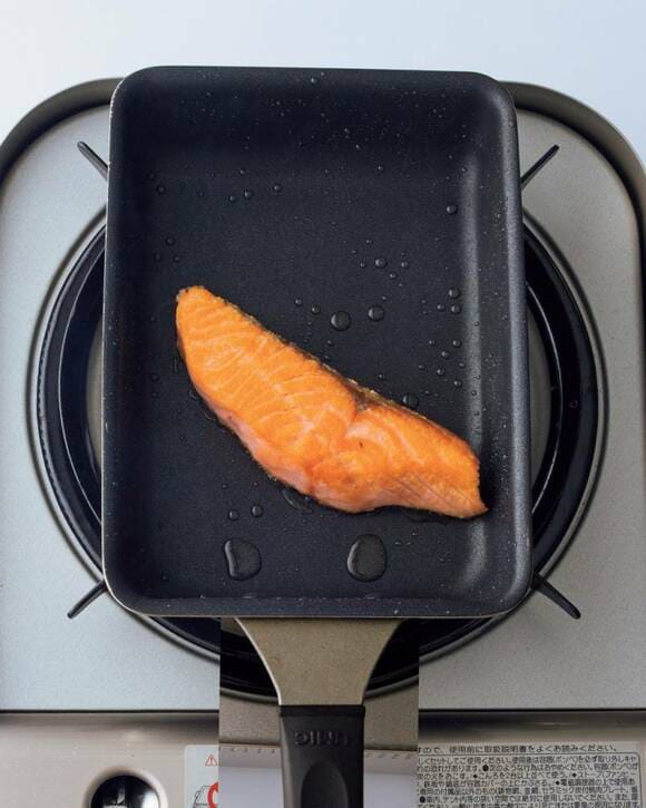 卵焼き器に鮭