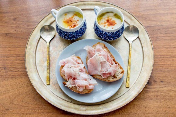 食器の一部のようにトレーを使う