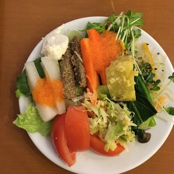サラダビュッフェが堪能できるオーガニックカフェ