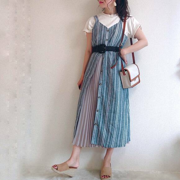 ボタンを上まであけて中にプリーツスカートを合わせた