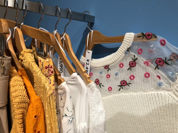 ニットとシースルーという異素材ミックス