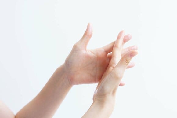 バームを指の先まで伸ばす