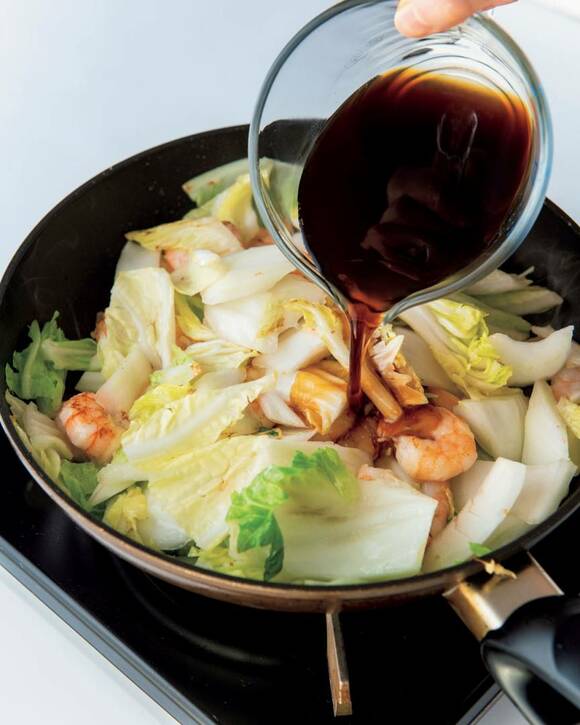 中華の黄金比ダレと水を合わせて加え、4分ほど煮る