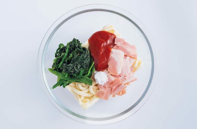 ボウルにうどんベーコンホウレンソウ