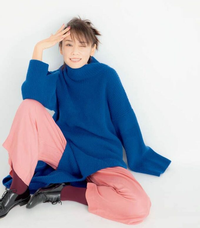 吉田羊さん片足たてて座る様子