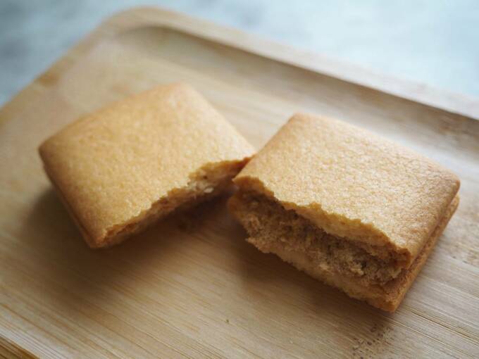 割れた栗のクリームサンドクッキー