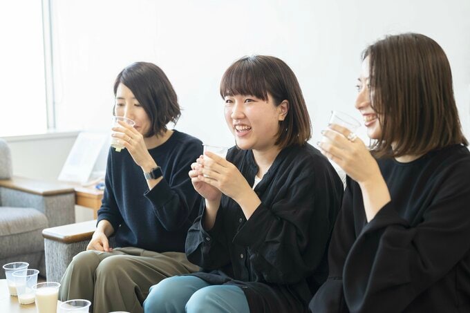 ヨーグルトを飲む女性3人