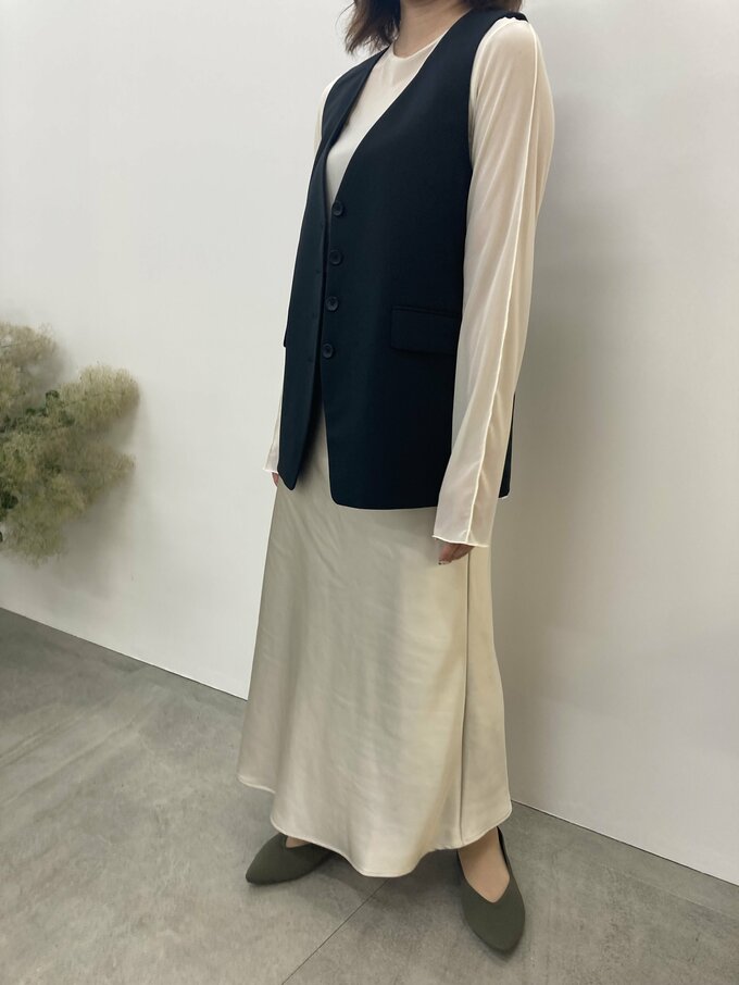 GUのノーカラーベスト全身写真