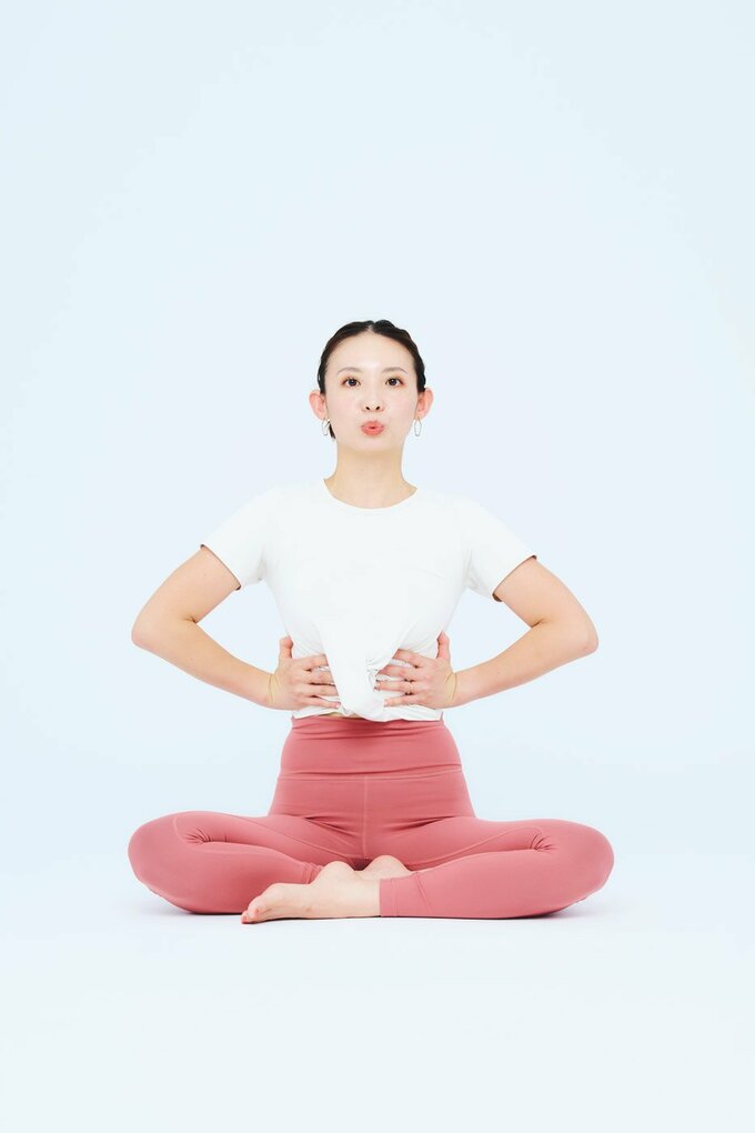息を吐きながら肋骨を締める